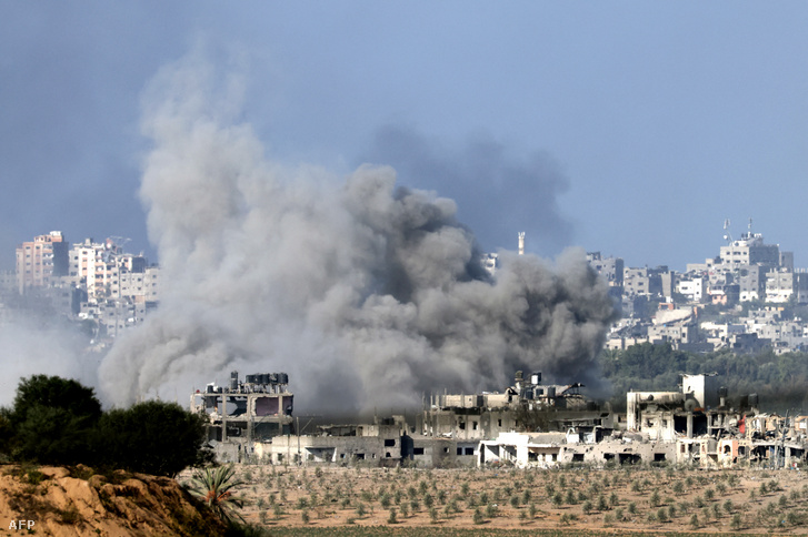 Az izraeli Szderót déli városából készült képen füst száll fel a Gázai övezet izraeli bombázása közben, 2023. október 30-án