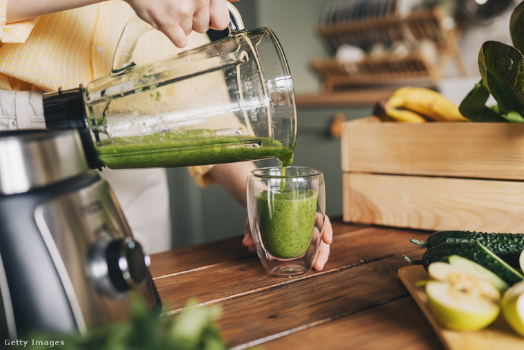 A hercegné smoothieja tápanyagban gazdag élelmiszerekből, többek között kelkáposztából, spenótból és spirulinából áll. (Fotó: Kseniya Ovchinnikova / Getty Images Hungary)