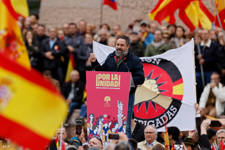 Santiago Abascal, a spanyol szélsőjobboldali Vox párt vezetője beszédet mond a katalán függetlenségpártiak amnesztiájának megadására vonatkozó tervek elleni Vox nevű tüntetésen, Madridban 2023. október 29-én