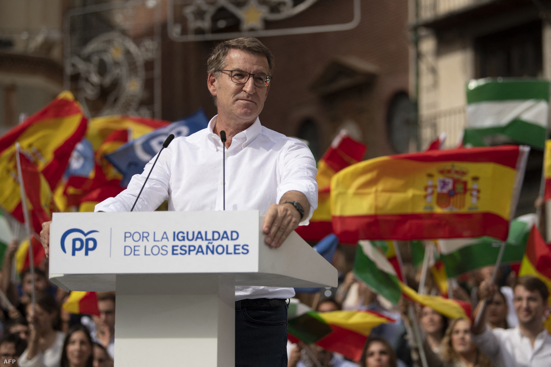 Alberto Nunez Feijóo, a Partido Popular vezetője beszédet mond a katalán függetlenségpártiak amnesztiájának megadására vonatkozó tervek elleni tüntetésen, Malagában 2023. október 29-én