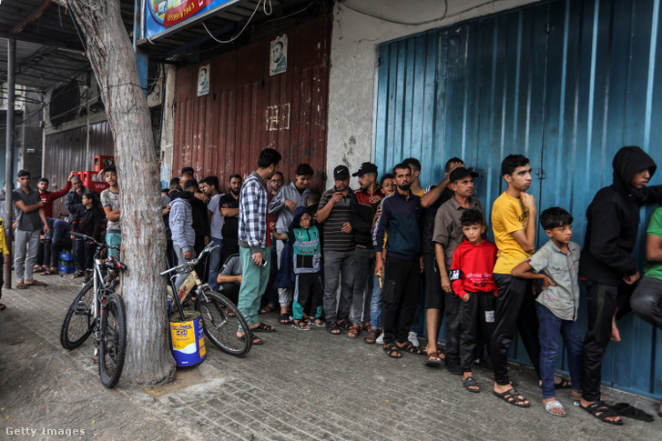 Palesztinok várakoznak egy pékség előtt, hogy kielégítsék napi élelmiszerszükségleteiket Gázában 2023. október 29-én