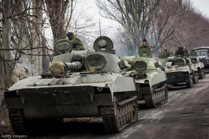 Az oroszbarát lázadók tankokat és nehézfegyverzetet helyeznek el a frontvonal közelében a 2015. február 26-án kötött Minszk II-megállapodásnak megfelelően Ukrajnában, Chervonoe-ban