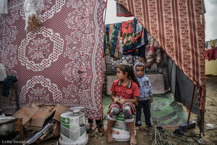 Egyes palesztin családok továbbra is nehéz körülmények között élnek saját autóikban vagy rögtönzött sátrakban