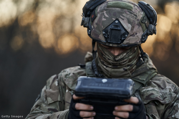 Egy ukrán katona egy drónt vezérel rakétatámadáshoz 2023. október 29-én