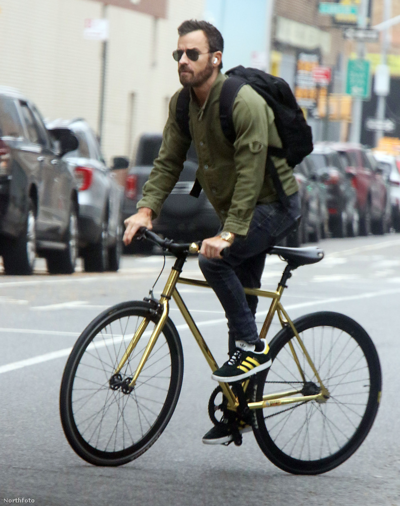 Justin Theroux New York utcáin biciklizgetett, amikor lefotózták őt a paparazzik