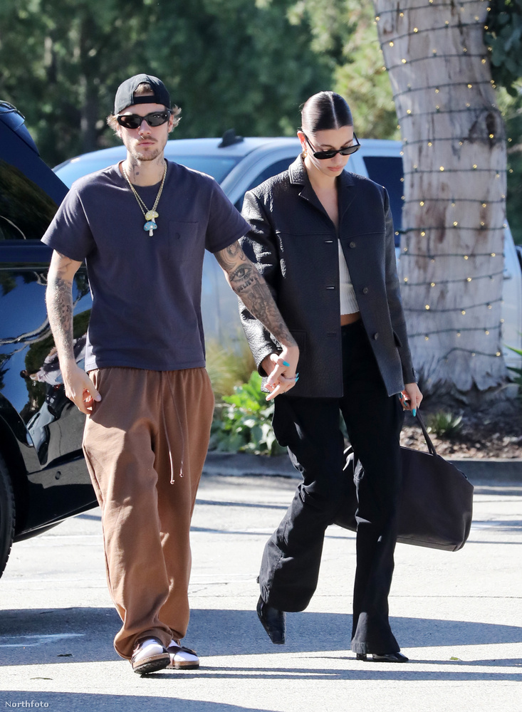 Justin és Hailey Bieber Los Angeles utcáin sétált, amikor a fotósok kamerái elé kerültek