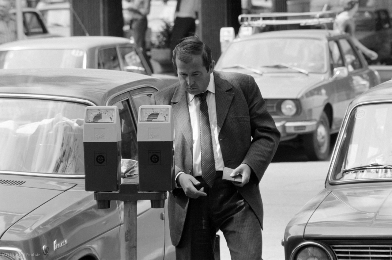 Budapest, 1981. július 8. Parkoló személyautók között egy férfi tanulmányozza az új parkolóórát, melyet a Fővárosi Garázsipari Vállalat műszerészei szereltek fel, a Vörösmarty téren és a Pesti Barnabás utcában