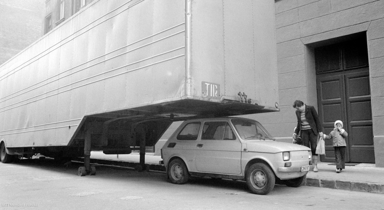 Budapest, 1982. november 9. Egyedi garázsmegoldást talált egy autótulajdonos a főváros VIII. kerületében Polski Fiat típusú személygépkocsija számára: beállt egy kamion alá