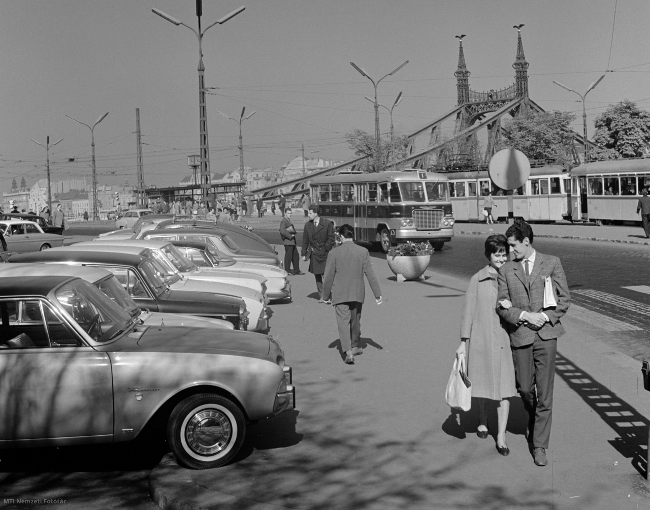 Budapest, 1965. július 7. Külföldi vendégek autói parkolnak a Gellért Szálló előtt.