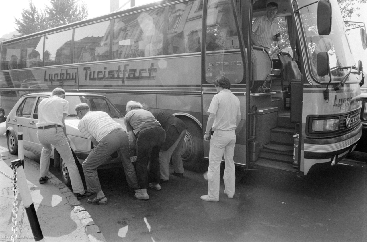 Budapest, 1985. szeptember 26. Férfiak egy szabálytalanul parkoló személyautót próbálnak a túristákat szállító autóbusz útjából eltávolítani. A Belvárosban a gépkocsik számának folyamatos növekedése mind elviselhetetlenebbé teszi a parkolást.