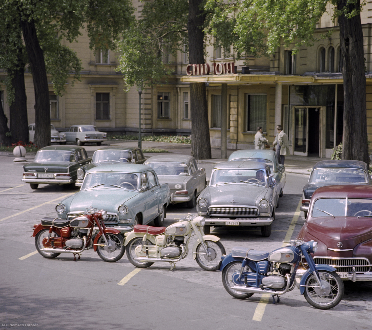 Budapest, 1963. május 10. A Csepeli Motorkerékpárgyár új termékei, a 250 köbcentiméter hengerűrtartalmú motorral szerelt, Pannónia típusú motorkerékpárok a Margit-szigeti Grand Hotel (Nagyszálló) parkolójában