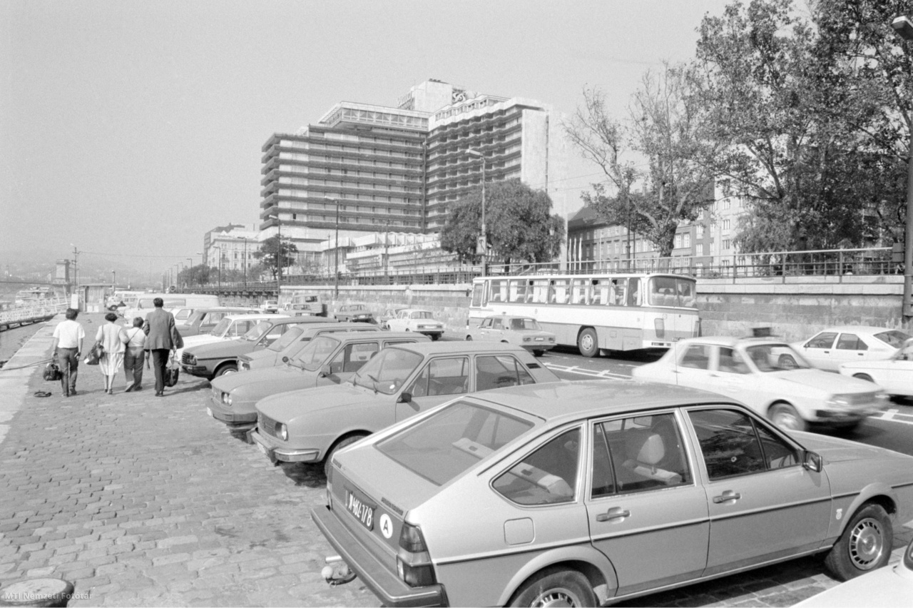 Budapest, 1985. szeptember 26. Dacia, Skoda, Fiat típusú parkoló autóktól zsúfolt a Duna-part a Duna Intercontinental (1993-tól Marriott) Szálloda előtt. A gépkocsik számának folyamatos növekedésével egyre nehezebb parkolni a fővárosban. A háttérben, a Lánchíd részlete.