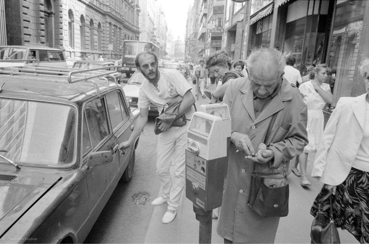 Budapest, 1985. szeptember 26. A parkolóőr egy parkolóóránál a belvárosi Petőfi Sándor utcában, ahol a gépkocsik számának folyamatos növekedése, a szűk utcák, a buszforgalom miatt szinte lehetetlen a parkolás