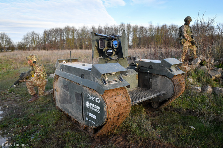 Egy Titan Strike névre keresztelt, távirányítású, gépfegyverrel felszerelt harci jármű egy angliai hadgyakorlaton