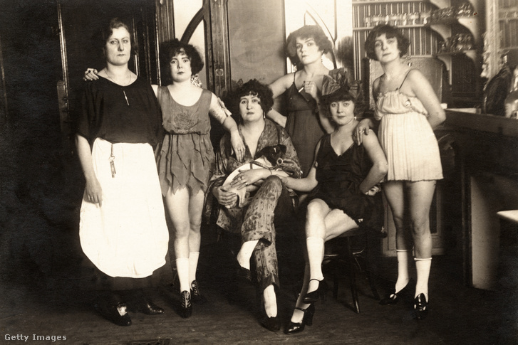 Prostituáltak egy franciaországi bordélyházban 1910-ben