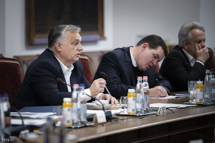 Orbán Viktor kormányfő (b) kormányülést tart a Karmelita kolostorban 2022. november 16-án