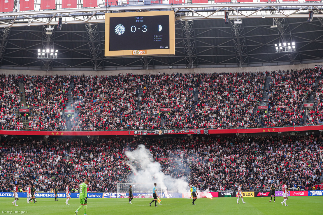 A Feyenoord elleni rangadón egy sima hármasba futott az Ajax – szurkolói rendbontás miatt félbe is kellett szakítani a meccset