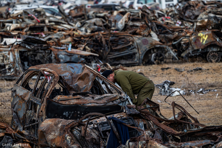 Az izraeli hadsereg katonája megvizsgálja a Hamász (Al-Aksza Flood) akciójában megsemmisített járművek egy részét 2023. november 2-án