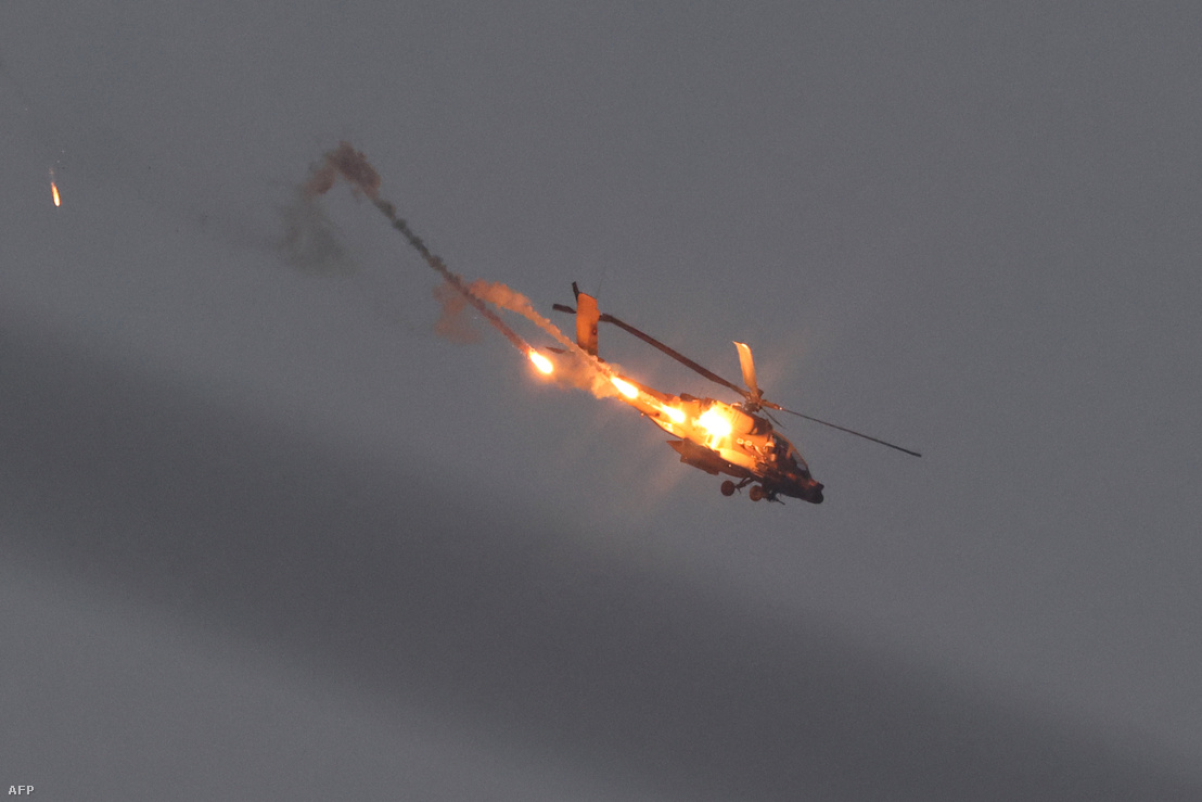 Egy Dél-Izraelből készült felvételen az izraeli hadsereg helikoptere rakétákat lő ki a Gázai övezet felett 2023. november 1-jén