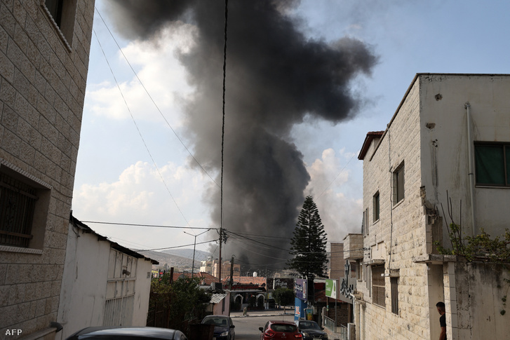 Füstfelhő emelkedik Deir Sharaf városa fölé a lakosok és a zsidó telepesek közötti feszültségek fokozódása alatt a megszállt Ciszjordánia Náblusz kormányzóságában 2023. november 2-án