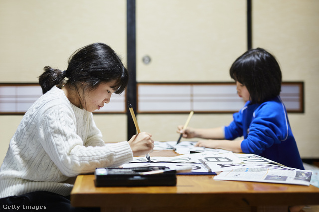 A japán iskolásoknak az első év végére nyolcvan írásjegyet kell ismerniük
