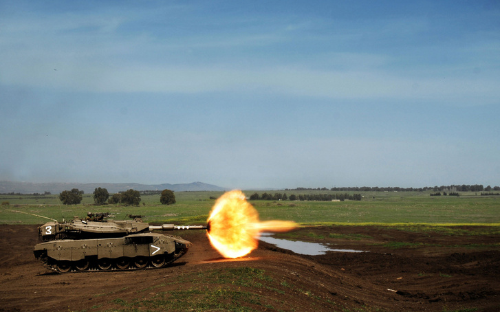 Merkava IV-es tüzelés közben (fotó: IDF)