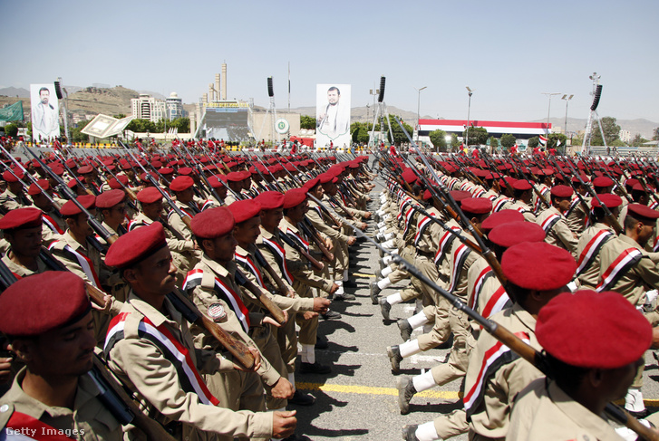 Katonai felvonulást tartottak a jemeni főváros, Szanaa feletti ellenőrzés 9. évfordulója alkalmából 2023. szeptember 21-én