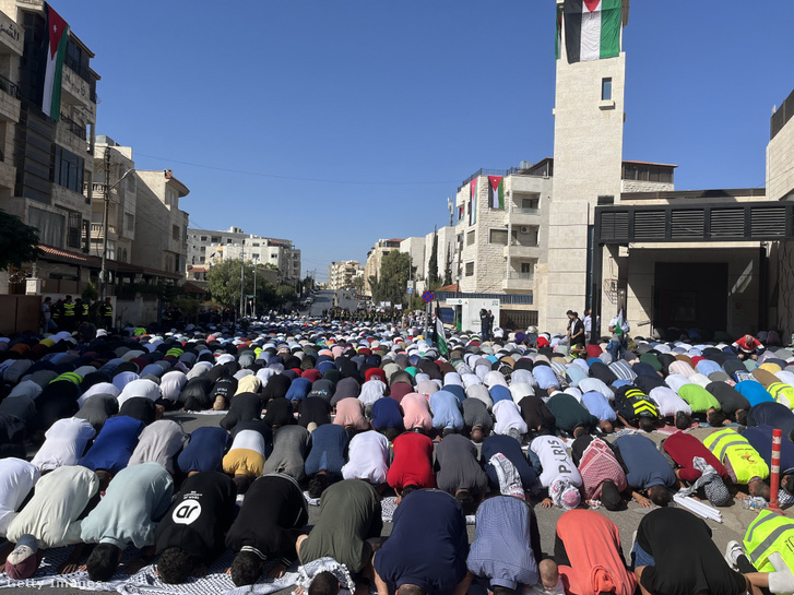 Jordániai muzulmánok imádkoznak 2023. november 3-án