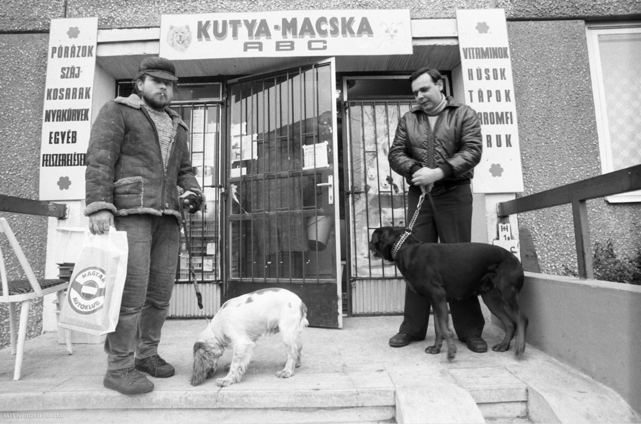Budapest, 1989. február 7. Vásárlók az elmúlt hónapban megnyitott kutya-macska ABC előtt a Gyakorló utcai lakótelepen