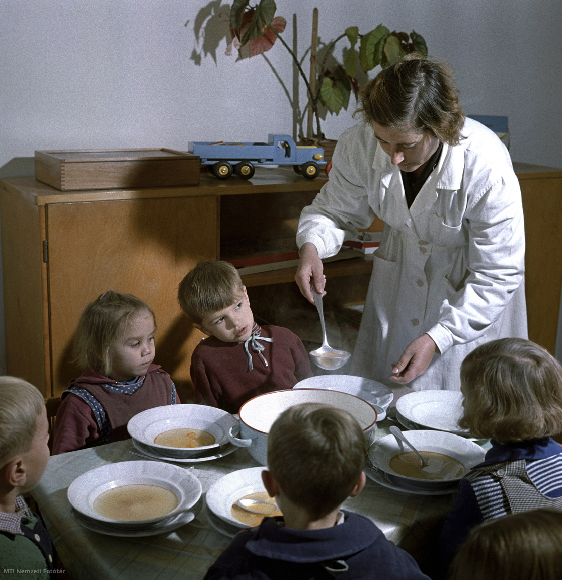 Sztálinváros, 1959. október 17. Egy dolgozó levest mer a gyerekeknek a sztálinvárosi Maximenkó közi óvodában