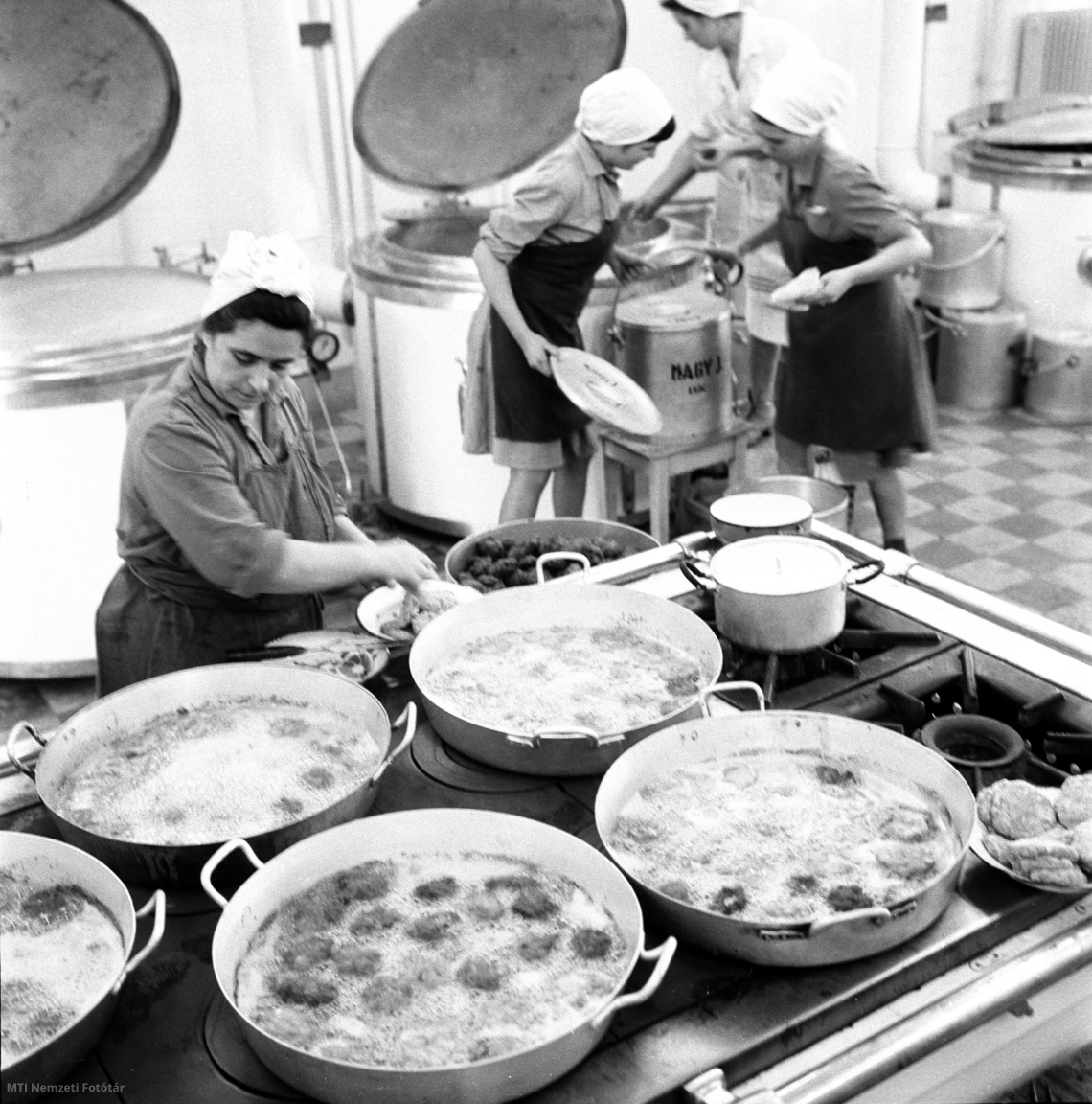 Győr, 1965. október 14. A szakácsnők gáz- és villanytűzhelyen főznek és sütnek a most elkészült Központi Gyermekkonyhán a diákoknak. A konyha, amely a Megyei Tervező Iroda tervei alapján épült, naponta 2300 adag ebédet, tízórait és uzsonnát készít a város 17 általános iskolájának napközis tanulói számára