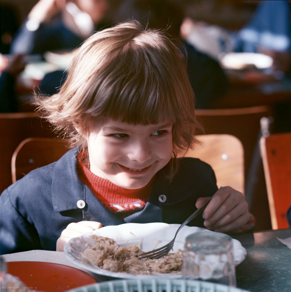 Budapest, 1980. szeptember 13. Diáklány egy iskolai étkezőben