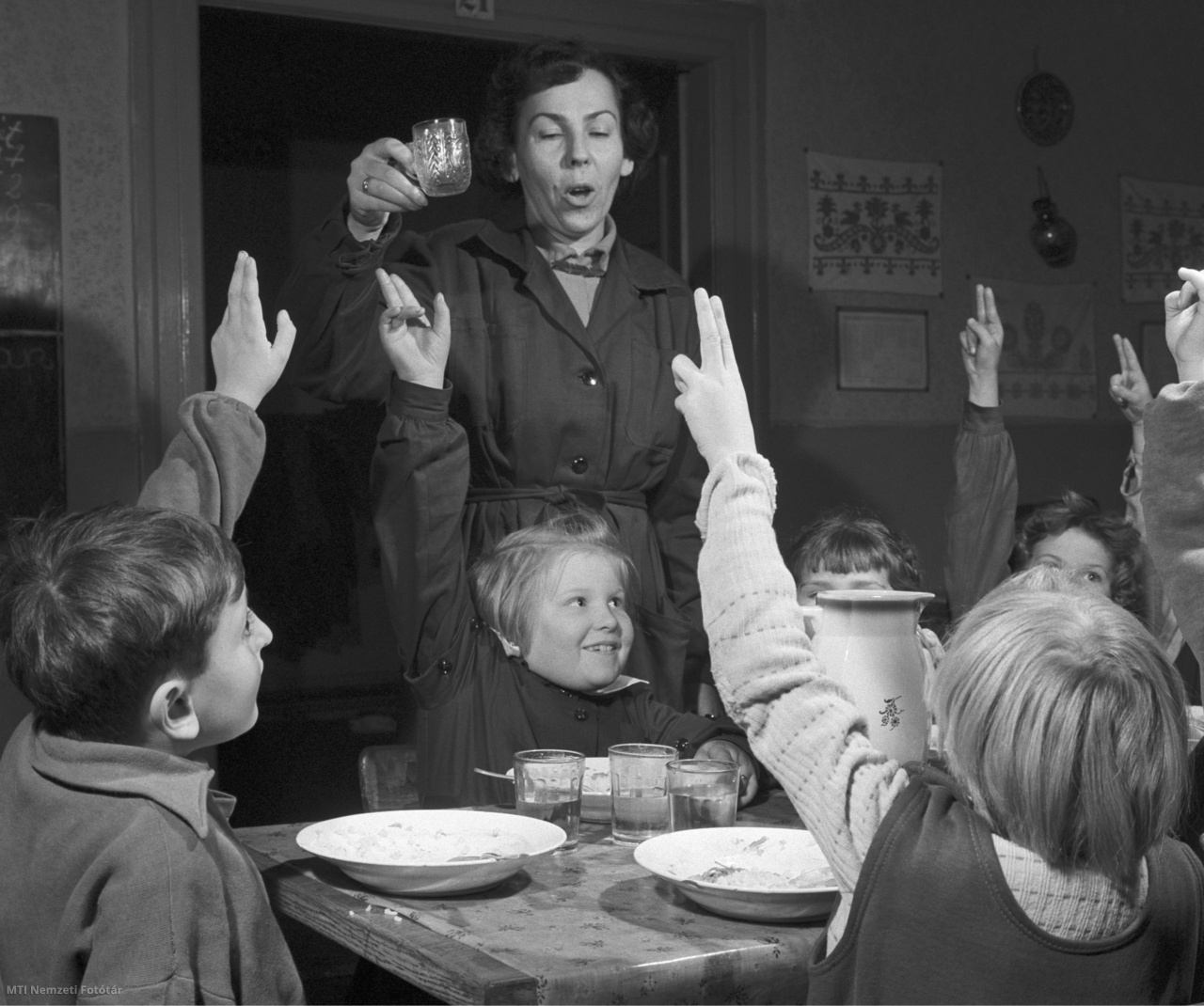 Budapest, 1959. november 16. Az első osztályosok ebédelnek a XIX. kerületi Kossuth Lajos téri Általános Iskolában, melyet a Gyermekélelmezési Vállalat legmodernebb, XIX. kerületi konyhája lát el