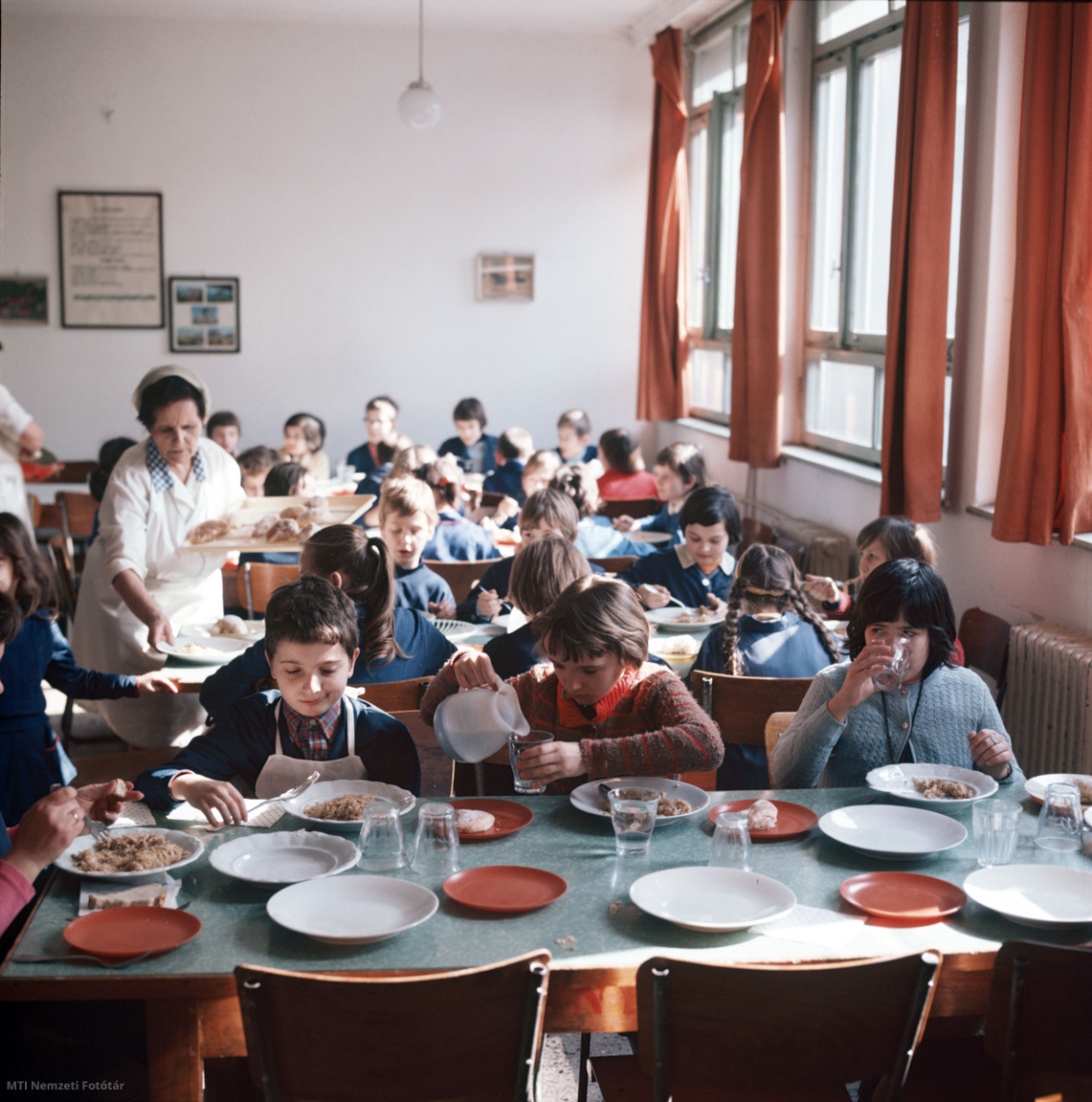 Budapest, 1980. szeptember 13. Konyhások osztják az ételt egy iskolai étkezőben