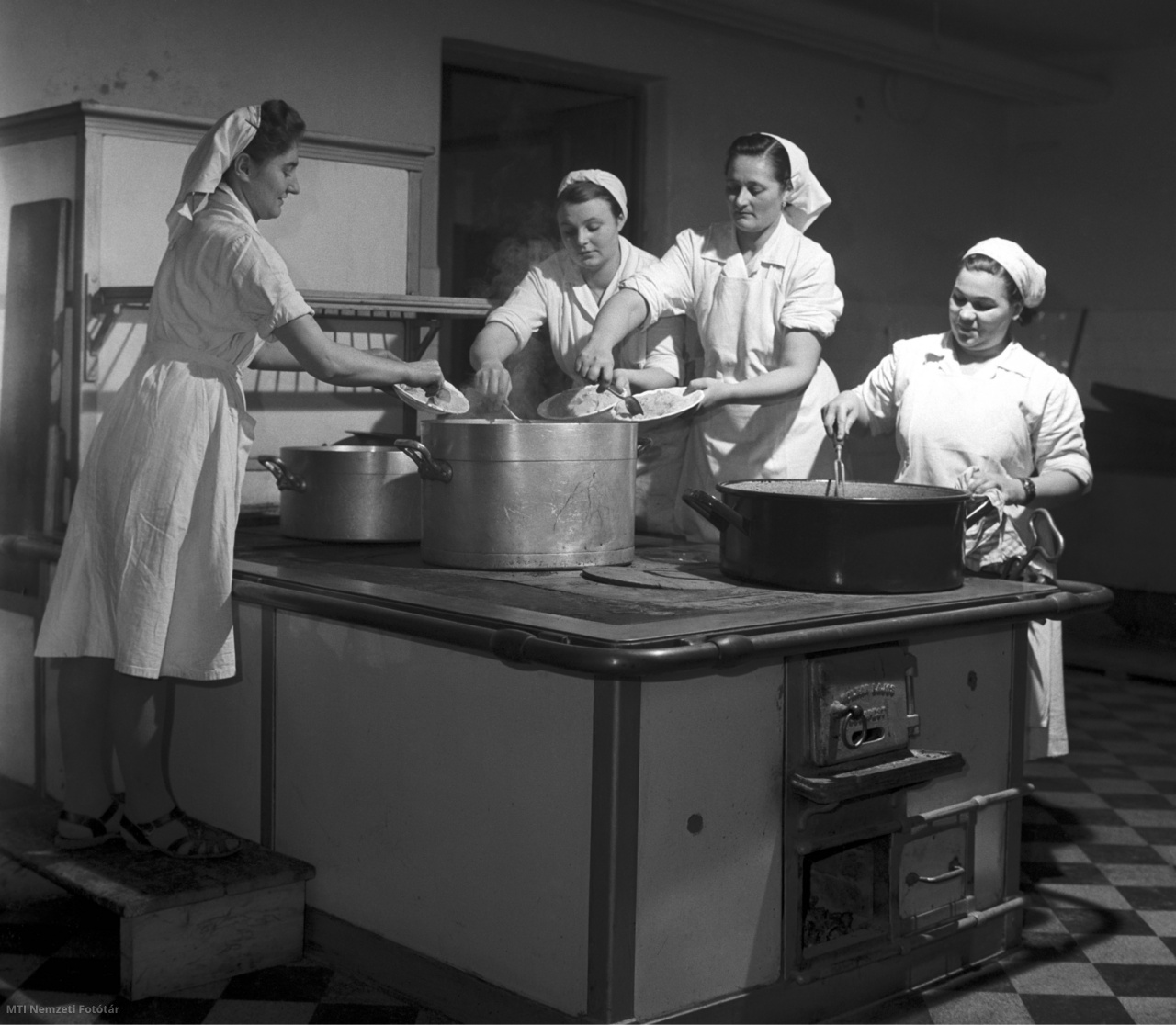 Székesfehérvár, 1959. január 17. Készül az ebéd a Ságvári Endre Gépipari Technikum konyhájában