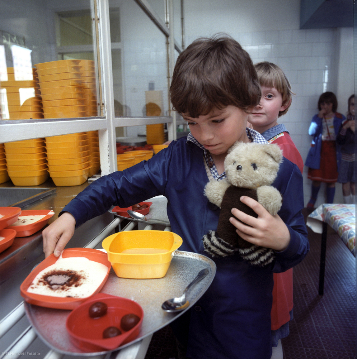 Budapest, 1983. május 13. Ebédjükért sorban álló gyermekek a Békásmegyeri lakótelep Zipernovszky úti iskolájában