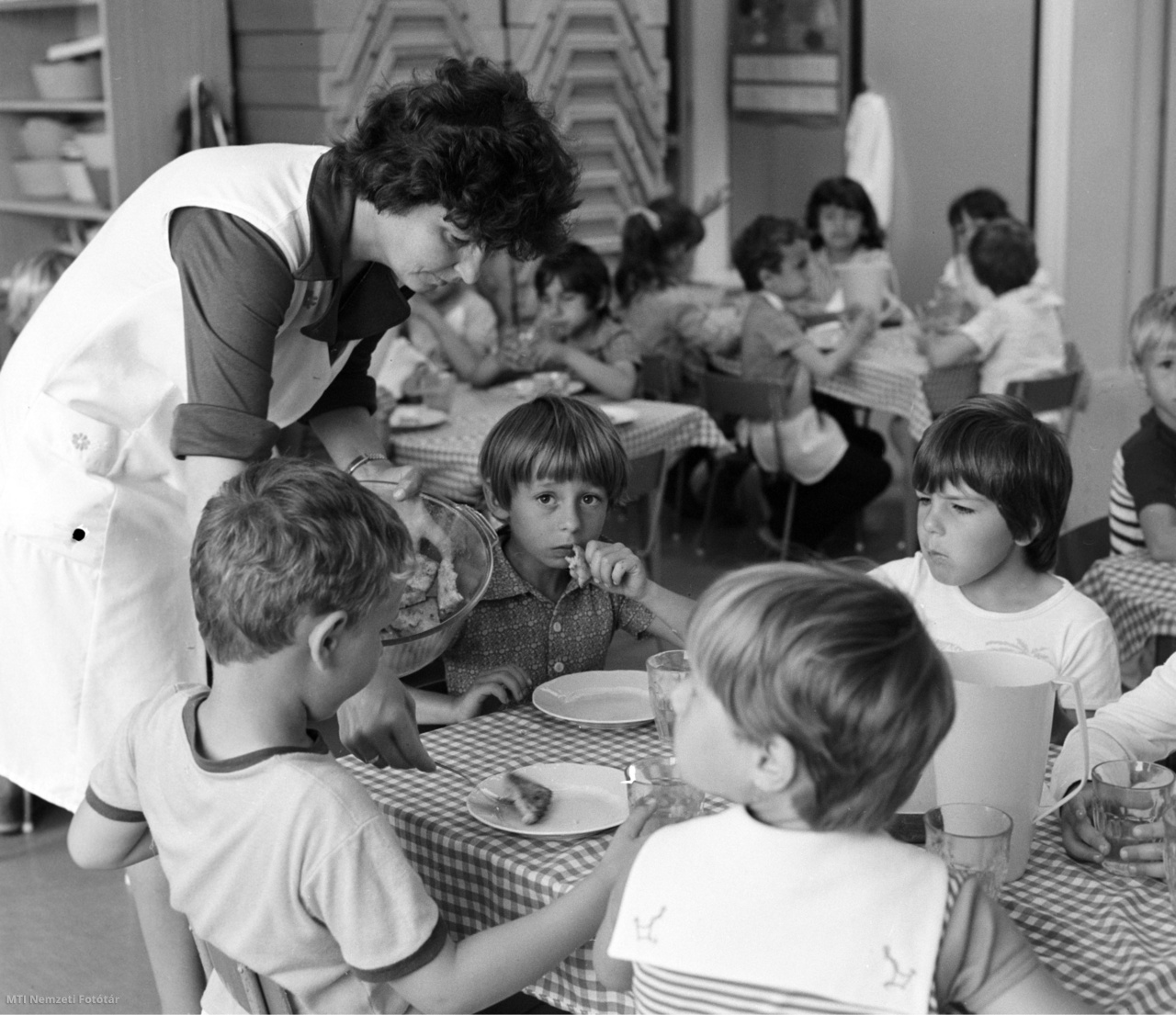 Mór, 1985. május 20. Reggeliznek a gyerekek a móri November 7. lakótelepi óvodában. Az óvodában kétnyelvű oktatás van, mivel 34 gyermek német anyanyelvű