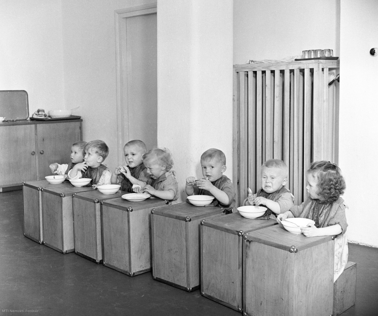 Budapest, 1951. május 24. Ebédelnek a gyerekek a Standard gyár bölcsődéjében. A 60 férőhelyes bölcsődébe 3 hetes kortól 3 éves korig járhatnak a gyerekek, 6 gondozónő, orvos és 2 segédszemélyzet vigyáz rájuk