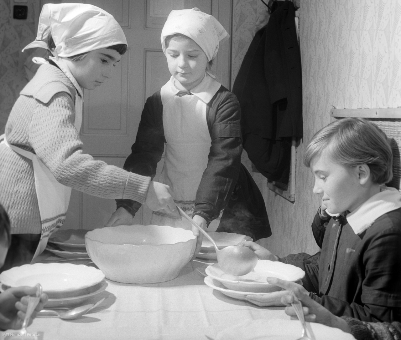 Brennbergbánya, 1965. január 16. Iskolás kislány társainak levest mer délidőben az osztrák határ menti település iskolájának étkezdéjében