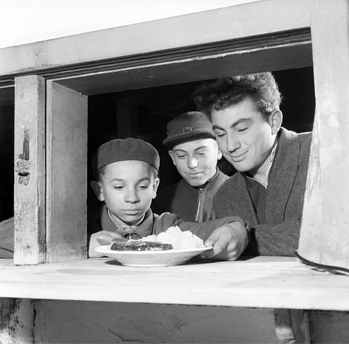Magyarország, 1959. november 6. Diákok sorban állnak az ebédért a konyha kiadóablakánál. A felvétel készítésének pontos helyszíne ismeretlen