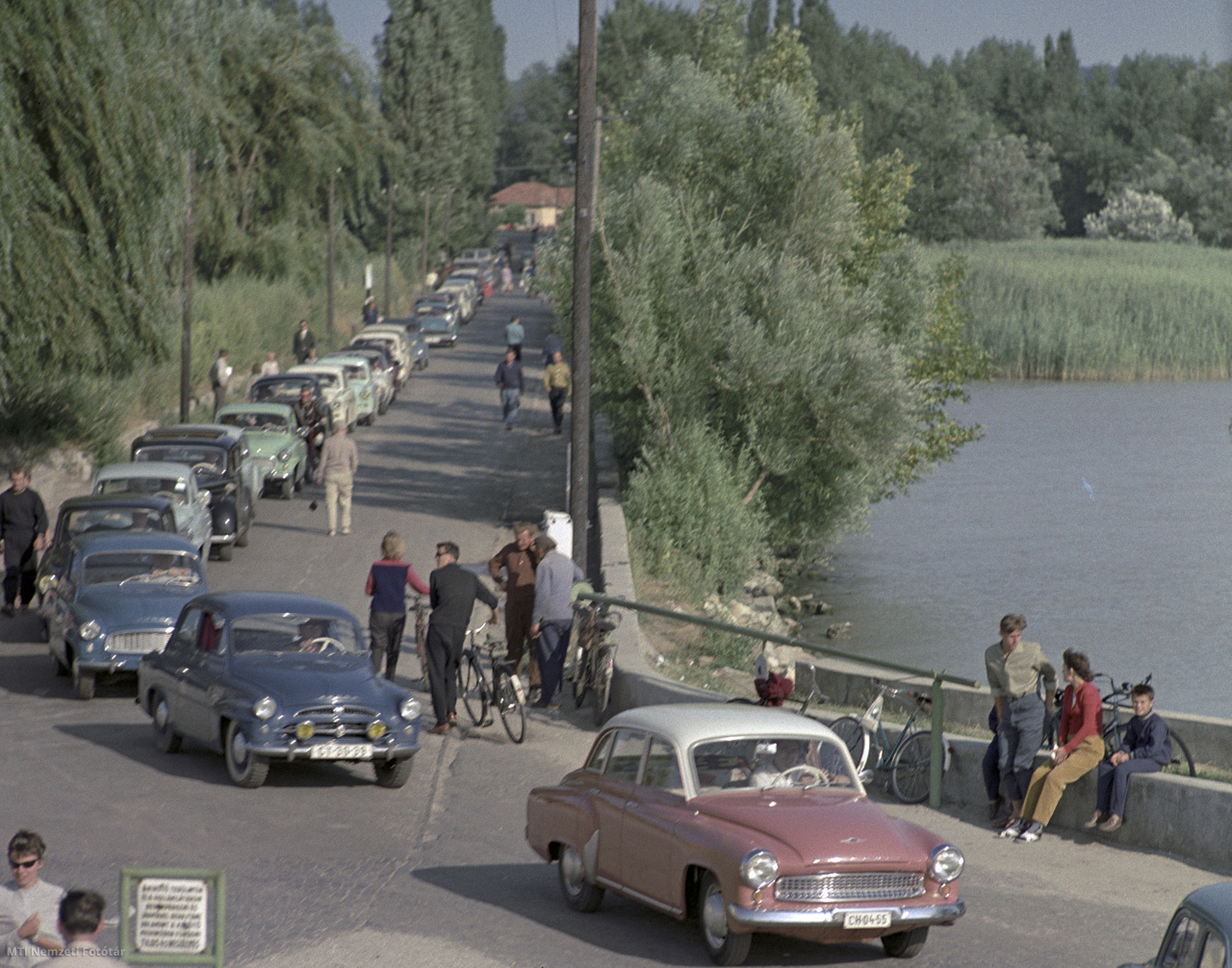 Szántód, 1964. augusztus 5. Járművek várakoznak a révnél, hogy felhajthassanak a Szántód és Tihany között közlekedő kompjáratra.