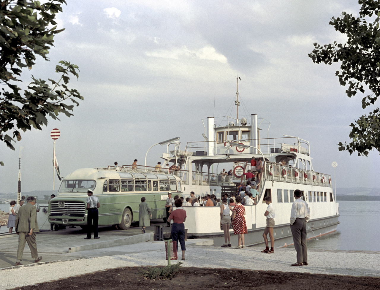 Tihany, 1962. július 3. A balatoni kompra felhajtó Ikarus autóbuszt nézik az emberek a kikötőben.