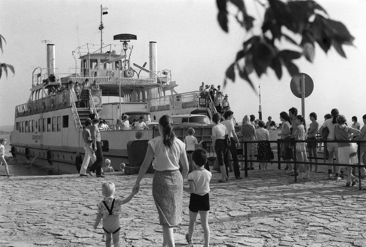 Tihany, 1982. augusztus 4. Komp a Tihanyi révben.