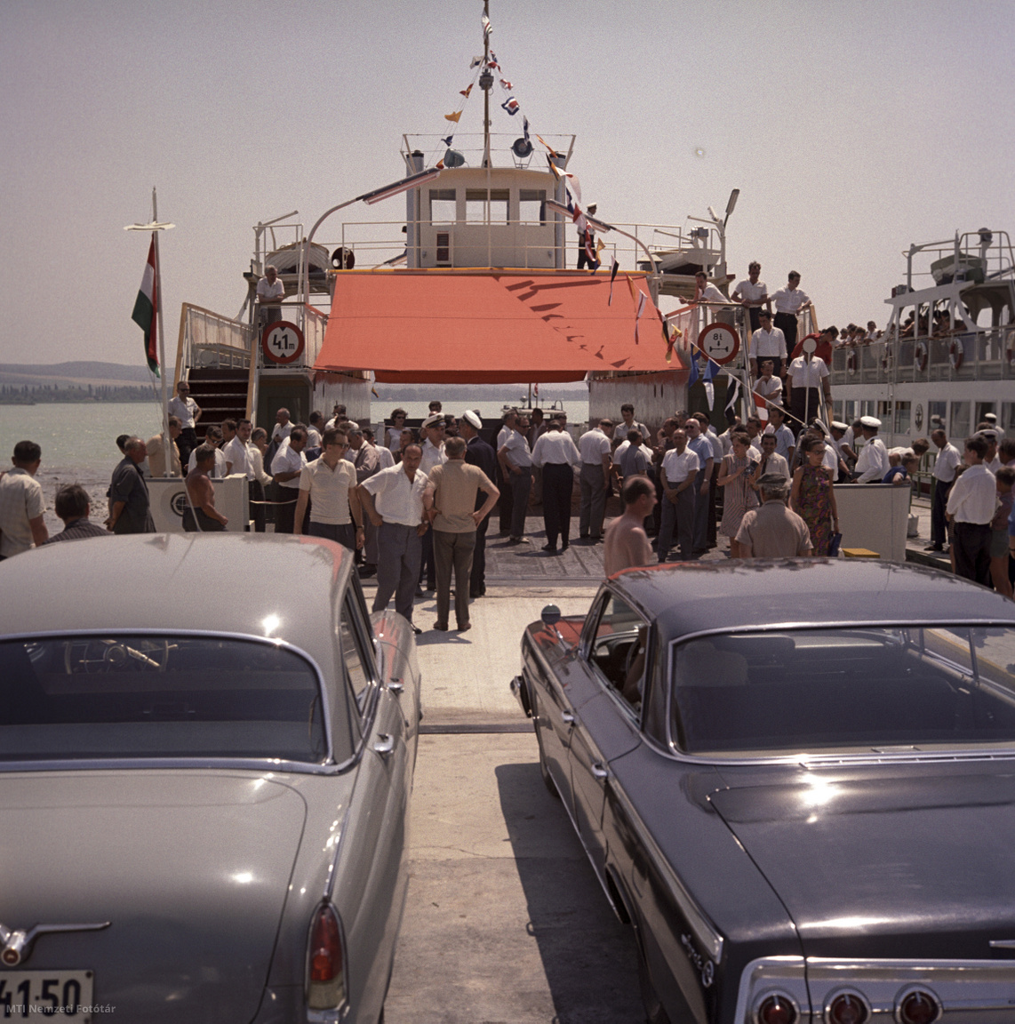 Balaton, 1968. július 6. Utasok és járművek a Balatonon, a Tihany és Szántód között közlekedő kompjárat kikötőjében.