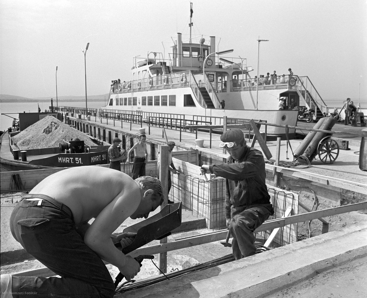 Tihany, 1968. május 31. A MAHART siófoki építőbrigádjának tagjai dolgoznak a tihanyi rév bővítésén. A Balaton körül megnövekedett autóforgalom szükségessé teszi új kompkikötők építését a tihanyi és a szántódi révnél.