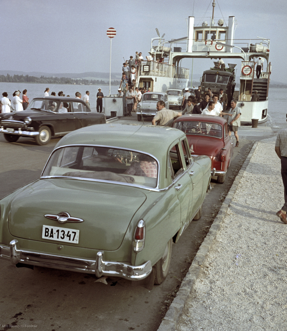 Tihany, 1962. július 3. A balatoni kompról lehajtó és a felhajtásra várakozó utasok és járművek a kikötőben.