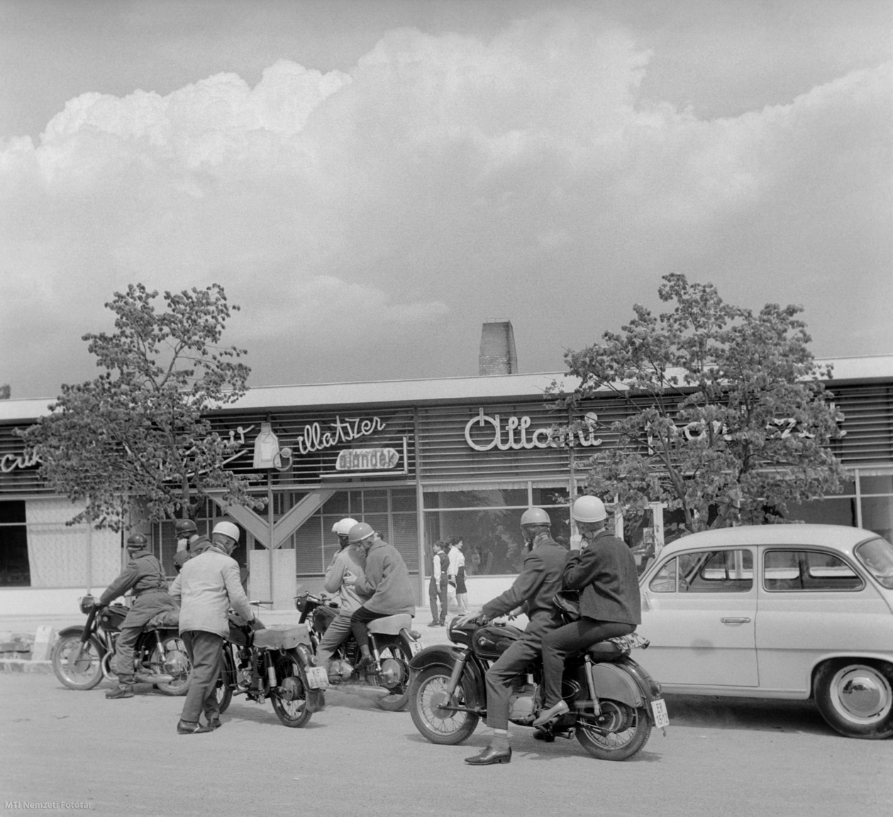 Tihany, 1965. május 16. Utasok várnak a kompra a tihanyi révnél.