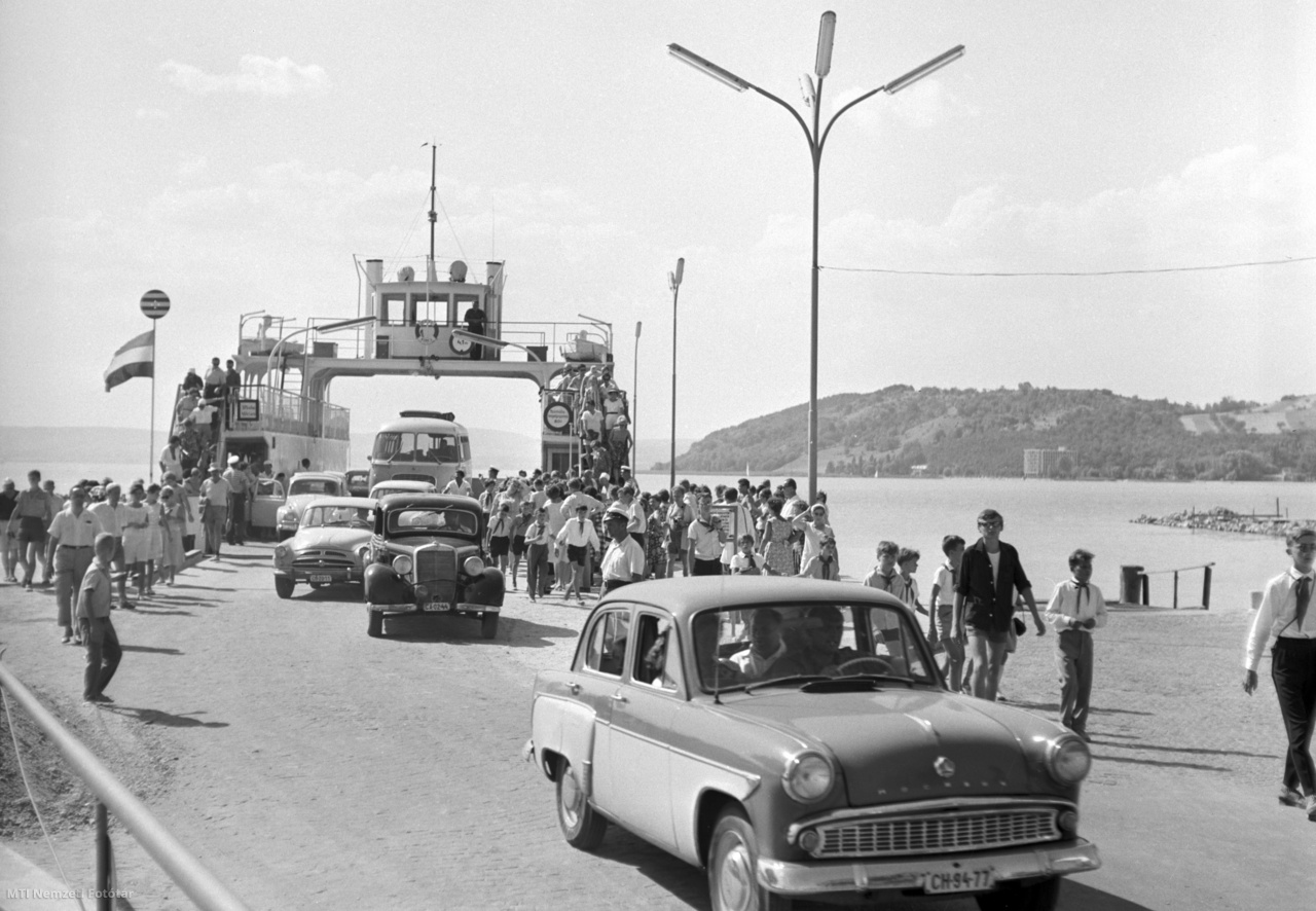 Szántód, 1963. július 29. A személyautók és az utasok leszállnak a Szántód és Tihany között közlekedő kompról a szántódi kikötőben.