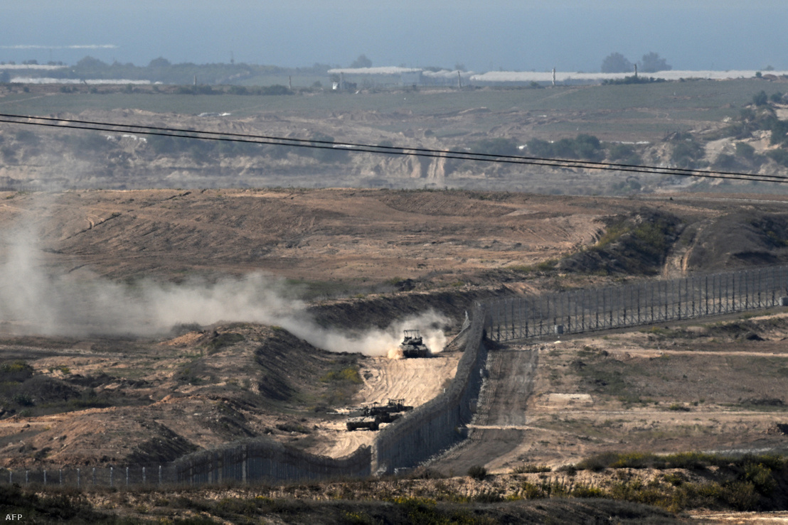 Izraeli katonai járművek gurulnak a Gázai övezetben, miután a határkerítésen keresztül behatoltak az enklávéba 2023. november 4-én