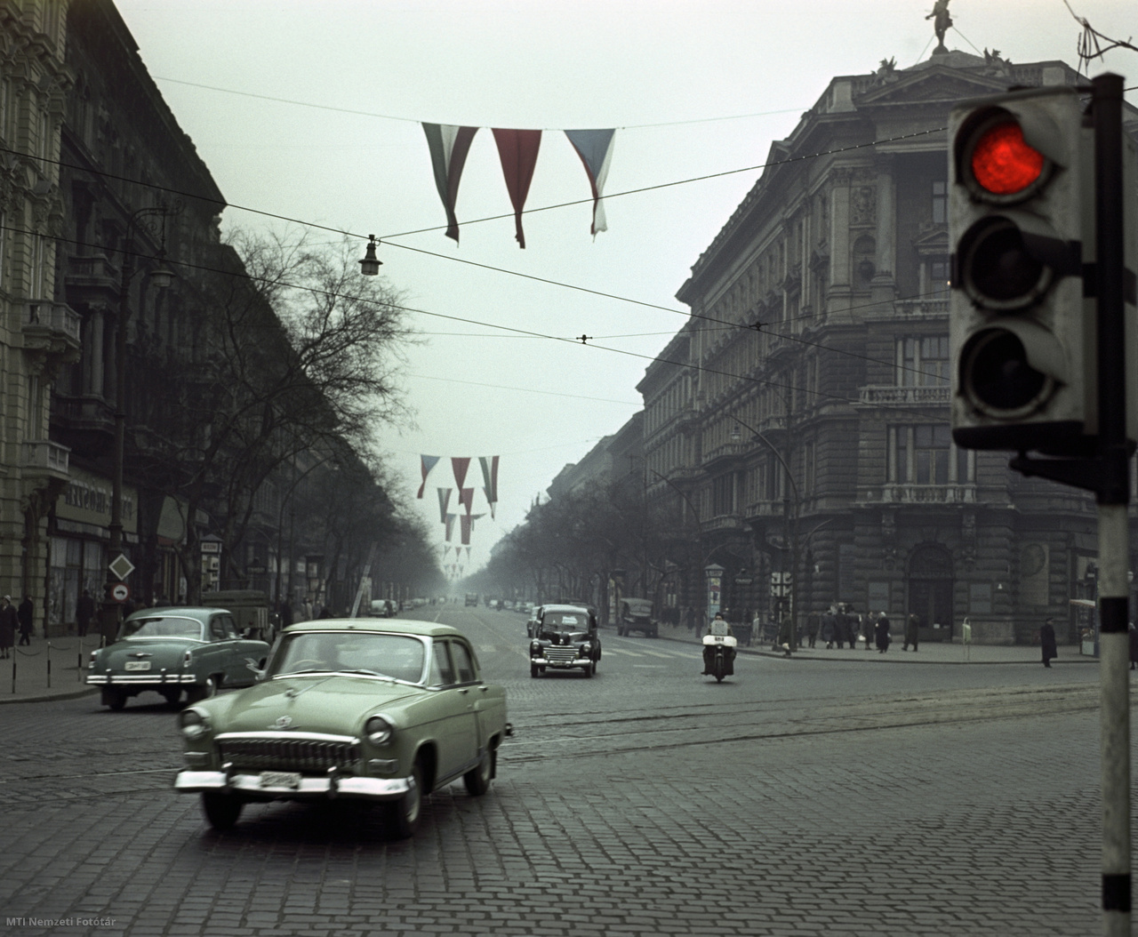 Budapest, 1961. február 21. Gépkocsik haladnak át a Bajcsy-Zsilinszky út és Népköztársaság útja kereszteződésében. Jobbra az 1882-ben épült, Feszty Adolf által tervezett neoreneszánsz Fonciére-palota.